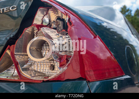 Auto Crash Wreckage, Straße Verkehr Zusammenstoß (RTC) Auto Schaden nach Abstürzen. Schäden details. Stockfoto