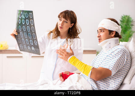 Junger Arzt untersuchen verletzte Patienten Stockfoto