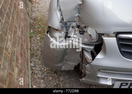 Auto Crash Wreckage, Straße Verkehr Zusammenstoß (RTC) Auto Schaden nach Abstürzen. Schäden details. Stockfoto
