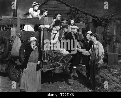 Jane Darwell als Ma Joad Shirley Mills als Ruthie Darryl Hickman als Winfield Russell Simpson als Pa Joad Frank Darien als Onkel John Eddie Quillan als Connie Dorris Bowdon als Rosasharn Henry Fonda als Tom Joad O.Z. Whitehead als Al John carradine als Jim Casy DIE TRAUBEN DES zorns Direktor 1940 John Ford Roman John Steinbeck Drehbuch Nunnally Johnson Twentieth Century Fox Stockfoto