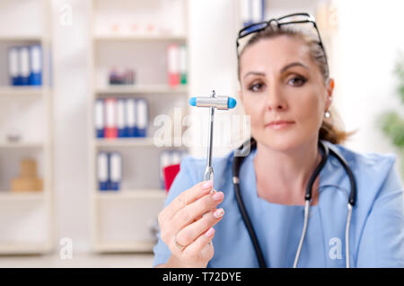 Weibliche Arzt Neurologe in der Klinik arbeiten Stockfoto