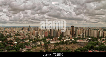 Panoramablick auf das Stadtbild der Moderne Wolkenkratzer von Curitiba, der Hauptstadt von Paraná, Brasilien. Stockfoto