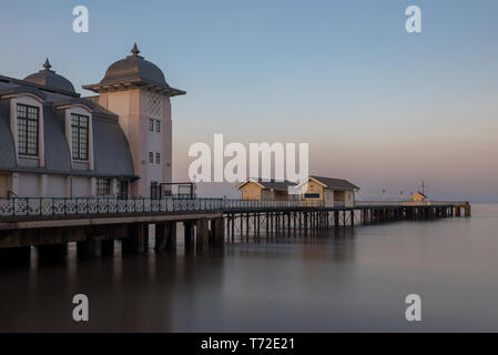 Die viktorianische Architektur von Penarth Pier, in der Nähe von Cardiff an der Küste von South Wales. Das Meer ist durch eine lange Verschlusszeit glatt. Stockfoto