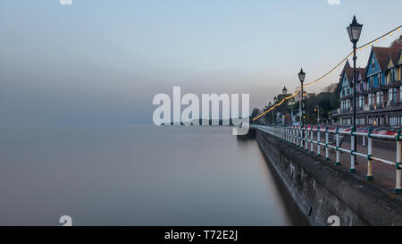 Penarth direkt am Meer, in der Nähe von Cardiff auf der South Wales Küste. Es ist Abend und die Flut ist in. Das Meer ist durch eine lange Verschlusszeit glatt. Stockfoto