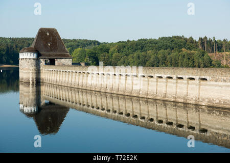 Deutschland, Nordrhein-Westfalen, Kreis Soest, Staumauer der Möhnetalsperre Stockfoto