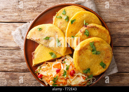 Lecker vegetarisch gebratene Pupusas mit Krautsalat in der Nähe serviert auf einem Teller auf den Tisch. horizontal oben Ansicht von oben Stockfoto