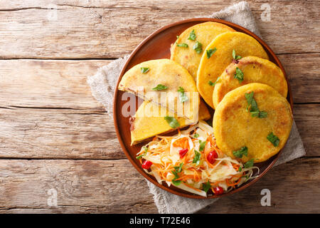 Salvadorianische pupusa mit curtido Closeup auf einem Teller serviert. horizontal oben Ansicht von oben Stockfoto