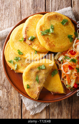 Lecker vegetarisch gebratene Pupusas mit Krautsalat in der Nähe serviert auf einem Teller auf den Tisch. Vertikal oben Ansicht von oben Stockfoto