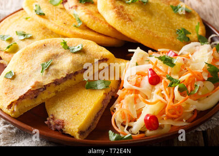 Salvadorianische pupusa mit curtido Closeup auf einem Teller serviert. Horizontale Stockfoto