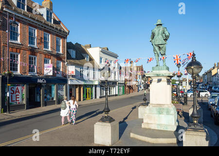 Die Statue von Oliver Cromwell, der Bürgersteig, Saint Ives, Cambridgeshire, England, Vereinigtes Königreich Stockfoto
