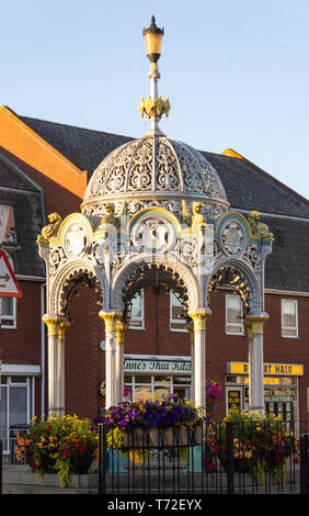 King George V Memorial Fountain in der Broad Street, März, Cambridgeshire, England, Vereinigtes Königreich Stockfoto