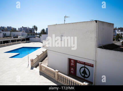 Einen leeren Swimmingpool während der Saison in Port d'Alcudia, Mallorca, Spanien. Stockfoto