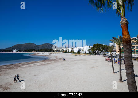 Touristen am Strand in Port d'Alcudia, Mallorca, Spanien. Stockfoto