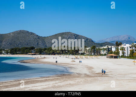 Touristen am Strand in Port d'Alcudia, Mallorca, Spanien. Stockfoto