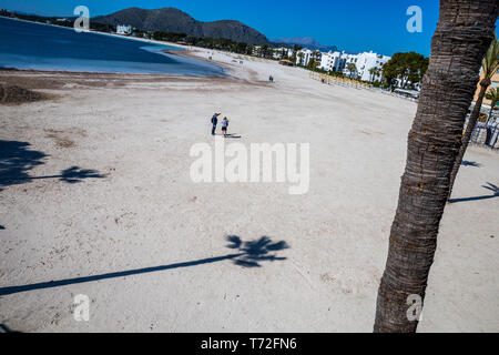 Touristen am Strand in Port d'Alcudia, Mallorca, Spanien. Stockfoto