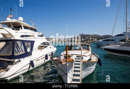 Boote und Yachten im Hafen von Port d'Alcudia, Mallorca, Spanien. Stockfoto