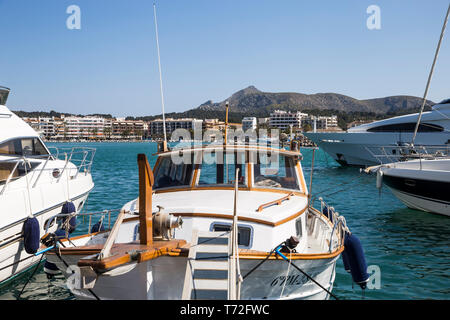 Boote und Yachten im Hafen von Port d'Alcudia, Mallorca, Spanien. Stockfoto