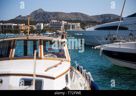 Boote und Yachten im Hafen von Port d'Alcudia, Mallorca, Spanien. Stockfoto