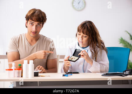 Patienten mit Hörproblem besuchen Arzt otorhinolaryngologi Stockfoto