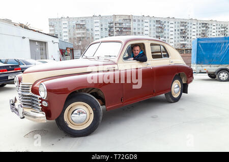 Nowosibirsk, Russland - 04.22.2019: Doppel Braun und Beige alte russische Auto in der Sowjetunion GAZ M20 Pobeda Sieg im Zweiten Welt w freigegeben Stockfoto