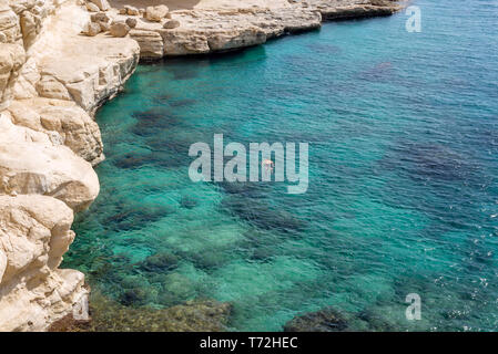 Schwimmen Mann türkisfarbene Meer Hintergrund. Entspannt Mann auf seine Ferien im Meer Blick von oben. Stockfoto