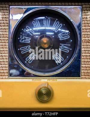 Ein Detail einer Vintage Radio Receiver mit Ventilen. Stockfoto