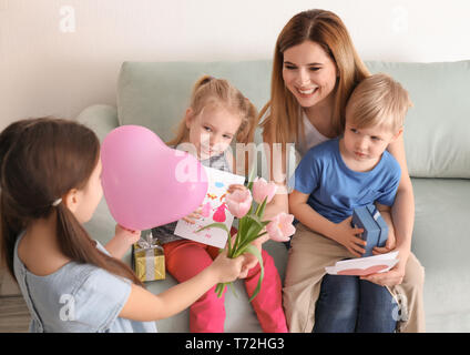 Mutter Geschenke von ihrem süßen kleinen Kinder zu Hause Stockfoto