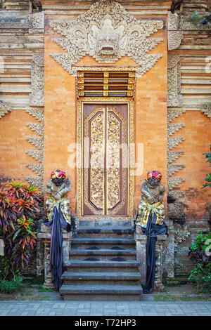 Tempel Tür mit Statuen in Bali, Indonesien Stockfoto