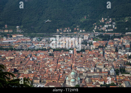 Ein Helikopter fliegt über die Como Kathedrale, Comer See, Lombardei, Italien. Stockfoto