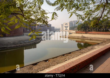 Jatiya Sangsad Bhaban oder nationalen Parlament, ist das Haus des Parlaments von Bangladesch, Sher-e-Bangla Nagar in Bangladeschs Hauptstadt Dhaka. Entworfen vom Architekten Louis Kahn, der Komplex ist eine der größten gesetzlichen Komplexe in der Welt und besteht aus 200 Morgen. Stockfoto