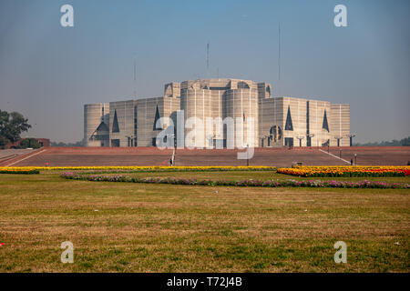 Jatiya Sangsad Bhaban oder nationalen Parlament, ist das Haus des Parlaments von Bangladesch, Sher-e-Bangla Nagar in Bangladeschs Hauptstadt Dhaka. Entworfen vom Architekten Louis Kahn, der Komplex ist eine der größten gesetzlichen Komplexe in der Welt und besteht aus 200 Morgen. Stockfoto