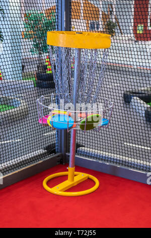 Frisbee Korb in Kinder indoor Activity Park Stockfoto