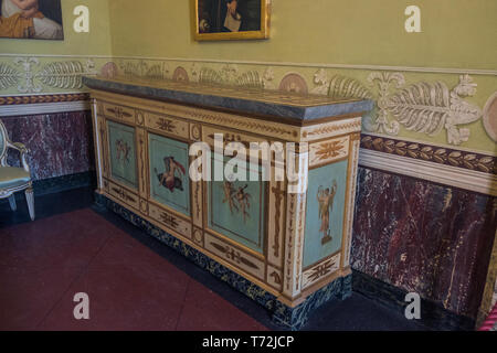 Ein Schrank steht in einer der Royal Apartments der "Reggia di Caserta', einem riesigen Palast, der im 18. Jahrhundert gebaut wurde. Stockfoto