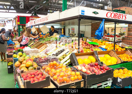 Indoor Obst und Gemüse Stall, Peterborough City Market, Bayard, Broadway, Peterborough, Cambridgeshire, England, Vereinigtes Königreich Stockfoto