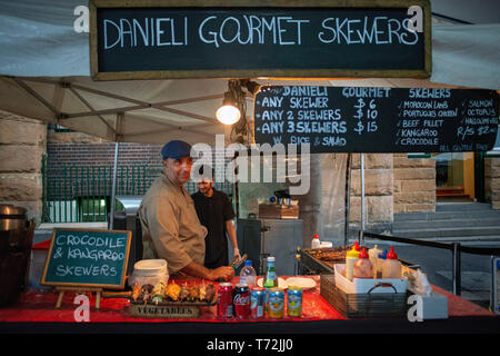 Danieli Gourmet Spieße Essen im Felsen Samstag Märkte in die Innenstadt von Sydney New South Wales Australien Abschaltdruck Stockfoto