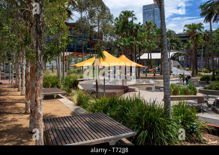 Tumbalong Park und Palm Grove Park im Harbourside komplex - ein beliebtes Einkaufsviertel in Darling Harbour. Sydney, New South Wales, Australien Stockfoto