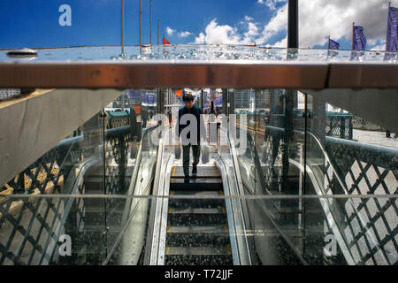 Menschen zu Fuß über die Pyrmont Bridge, Darling Harbour, Sydney, New South Wales, Australien Stockfoto