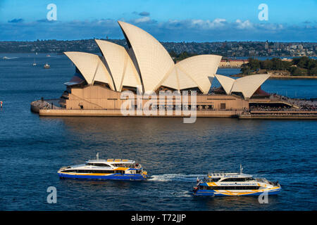 Sydney Opera House und der öffentlichen Fähre und Whale Watching Boote, Sydney, New South Wales, Australien Stockfoto