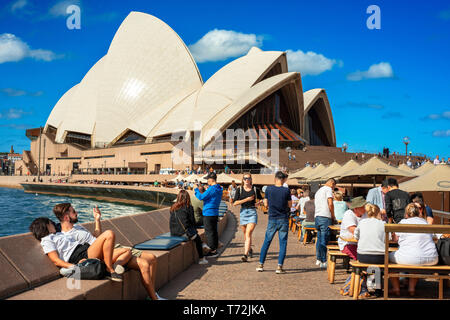 Bars und Restaurants an der Promenade Circular Quay und das Opernhaus in Sydney, Australien Stockfoto