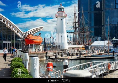 Blick auf die Boote und Yachten, marine Boote, Leuchtturm und andere Schiffe um Darling Harbour in Sydney in New South Wales, Australien. Australian National Stockfoto