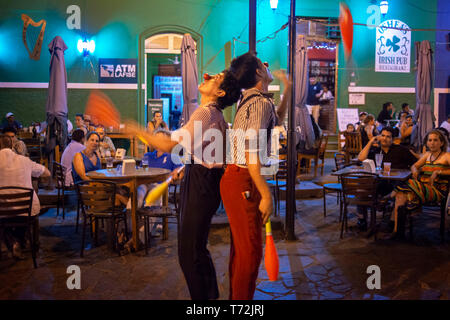 Lokale Clowns in La Calzada eine gastronomische Straße in Granada Nicaragua mit vielen Touristen und Einheimische genießen Sie erlesene Speisen im Freien. Granada in Nicaragua. Stockfoto
