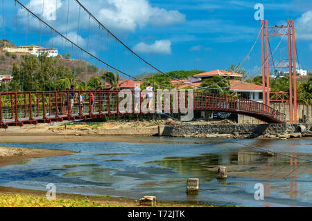 Brücke in der Nähe des San Juan del Sur Küsten Strände in der zentralen Stadt San Juan del Sur in Nicaragua Mittelamerika. Fluss San Juan del Sur. Luxus Villa Stockfoto