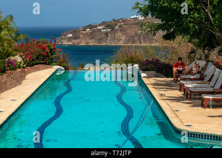 Touristen, die sich in der Swimmingpool von Pelican Augen Resort und Spa in Playa San Juan del Sur beach Nicaragua Mittelamerika Stockfoto