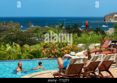 Touristen, die sich in der Swimmingpool von Pelican Augen Resort und Spa in Playa San Juan del Sur beach Nicaragua Mittelamerika Stockfoto