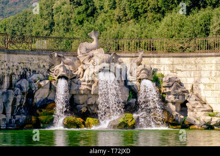 Der Brunnen der drei Delphine stellt Sea Monster mit dem Kopf eines Delphins. Sie sind in den grossen Gärten der berühmten Reggia di Caserta. Stockfoto