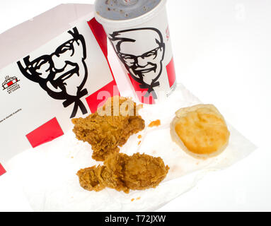 Kentucky Fried Chicken, KFC, box Mahlzeit 5 $ füllen sich mit einer knusprigen Brathähnchen Oberschenkel und Unterschenkel und Keks mit Soda Schale Stockfoto