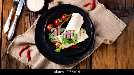 Leckere Wraps mit zog Schweinefleisch und Salat gefüllt Stockfoto