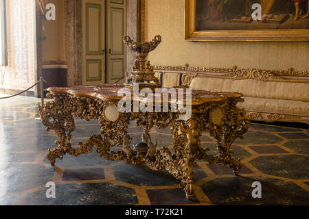 Eine Tabelle steht in der riesigen Hallen des "Reggia di Caserta', einem ehemaligen königlichen Palast, die Königliche Residenz war die größte in der Welt. Stockfoto