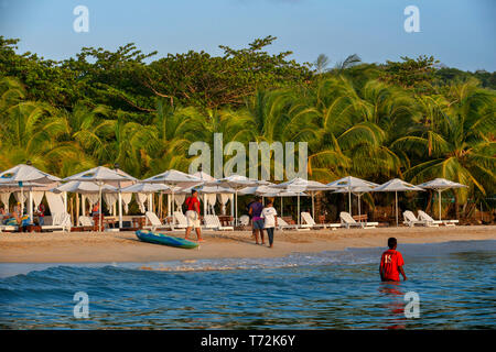 Touristen Palmen und Strand, Corn Island, Karibik, Nicaragua, Mittelamerika, Nordamerika. Arenas Beach Hotel Stockfoto