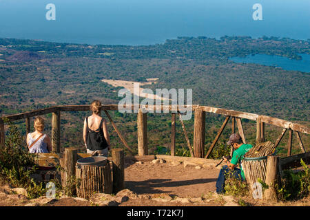 Zwei Mädchen Touristen Besuche Vulkan Mombacho; Nicaragua. Blick auf Cocibolca See. Stockfoto